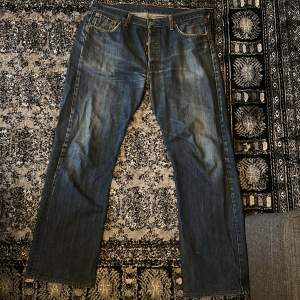 Uppskattad midja 45cm, uppskattad längd på hela jeans 105 cm