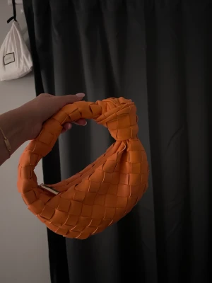 Handväska - Orange väska i flätat mönster - läderimitation.