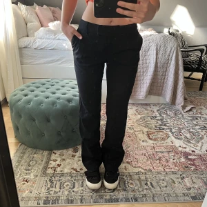 Kostymbyxor  - Lågmidjade kostymbyxor, insydda i midjan💓