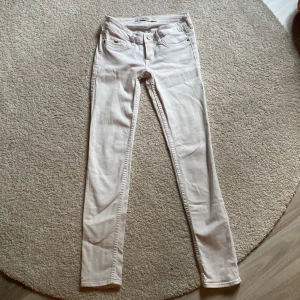 Hollister jeans I vitt  - Inte använda, skicket är bra 👍  