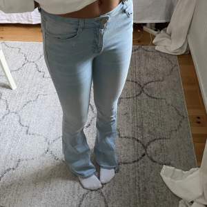 Ett par super fina ljusblåa jeans från ginatricot!+frakt (skriv för mer frågor)💗