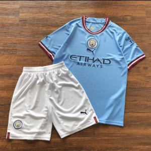 Manchester City T-shirt - Jag säljer ett par nya Manchester city T-shirts tillsammans med shorts för endast 659 kr. Leveransen tar ungefär 2 veckor. Eller så kan vi mötas upp i Västerås. Finns i alla storlekar. 