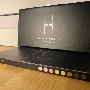 Linda Hallberg infinity palett 2 stycken - LH cosmetic, Linda Hallberg infinity palett. Helt oanvända och helt orörda. Dom är fortfarande i själva paketet båda 2. Där man ser spegeln är det plast på, så den är inte smutsig. 500 kr för båda 2.