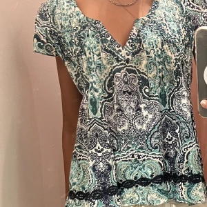 Odd Molly topp - Säljer min fina topp från Odd Molly då den inte kommit till användning. Har endast använts 1 gång.
