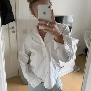 Ralph Lauren skjorta - Äkta Ralph Lauren skjorta i jättefint skick. Storlek XS men passar mig som vanligtvis brukar ha S också! Frakt tillkommer. 