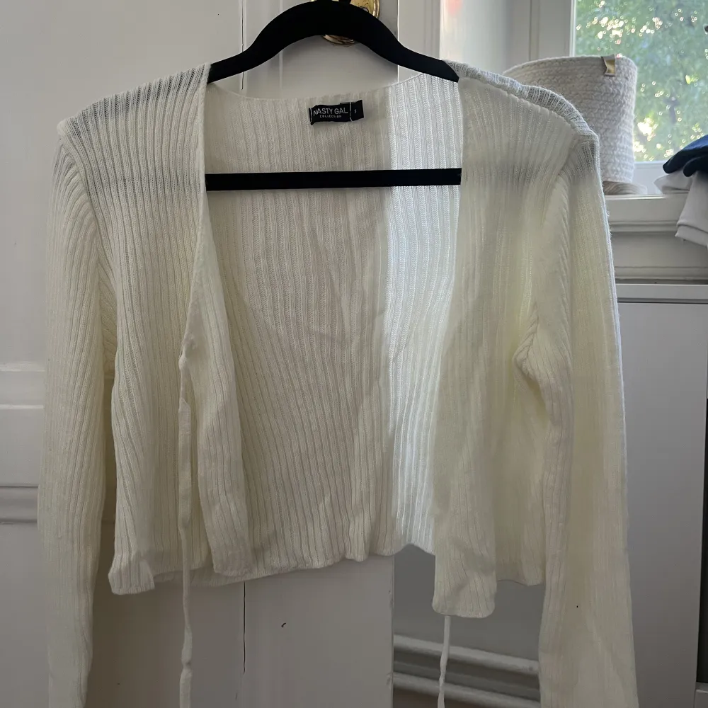 super cute white top that ties in the front, great condition - only worn once. Size S from nasty gal 🤍. Toppar.
