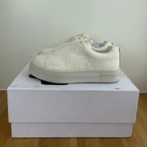 Eytys Doja - Helt nya eytys dojor i tumbled leather.  Strl 37 Nypris 2000kr Mitt pris 1500kr (billigare vid snabb affär)