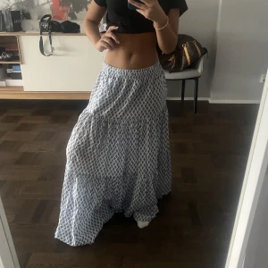 Långkjol Zara - Långkjol från zara, knappt använd för den är för lång för mig som är 160cm, storlek S-M. Skriv om ni vill ha mer bilder eller info!