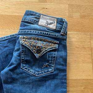 Vintage Bootcut Guess Jeans storlek 27, köpta second hand. Så jävla snygga men för små för mig 😿   innerbenslängd: 83