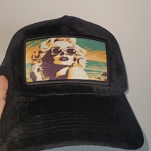 Keps  - Helt ny keps, från den kända tiktokaren leons kepsföretag revenite.Kepsen har ett justerbart spänne där bak och passar alla åldrar.Kontakta gärna för frågor kepsen är limiterad så alltså väldigt sälsynt.Pris kan diskuteras kom gärna med förslag