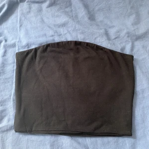 Topp - Svart Bandeau topp ifrån BikBok, i fint skick. Säljer då den inte kommit till användning.