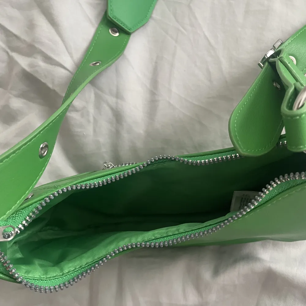 Grön H&M väska - Endast använd en kväll. Så gott som ny.. Väskor.