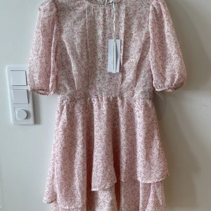 Sommarklänning  - Oanvänd klänning från Bubbleroom med tag kvar. Storlek 38 🥰