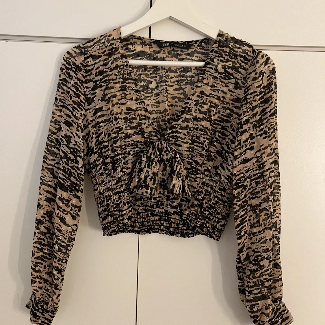 Leopard croppad blus från Zara med urringning