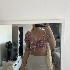 Blommig topp - Säljer denna söta somriga topp som är i storlek M, men sitter mer som en S