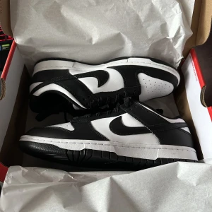 Nike Dunk Low Panda - Helt nya / Äkta skor Original låda och kvitto medföljer. Skriv om du har frågor om priset, flera bilder, etc. Va inte blyg ☺️ 