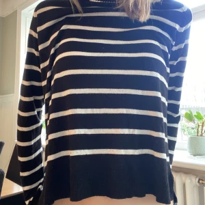 Zara tröja  - Säljer denna super sköna tröja från zara då den inte kommer till användning längre. Bra skick och använd ett fåtal gånger. Tryck helst inte på köp direkt.🥰🥰