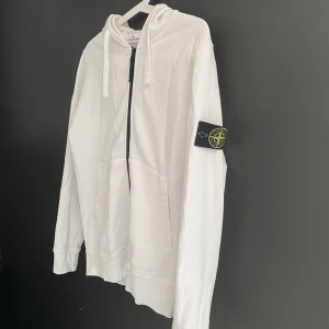 Stone island zip - Säljer nu denna stone island tröja eftersom den är för liten för mig. Nyskick 10/10