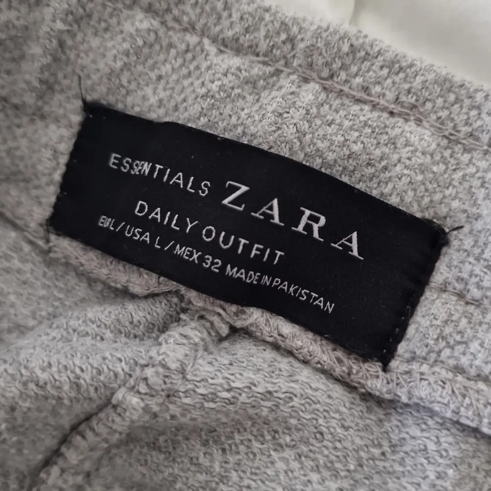 Shorts från Zara i storlek L. Hade det inte varit för storleken så hade jag behållit dem. . Shorts.