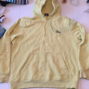 Stussy hoodie - Riktigt nice gul stussy hoodie i storlek S
