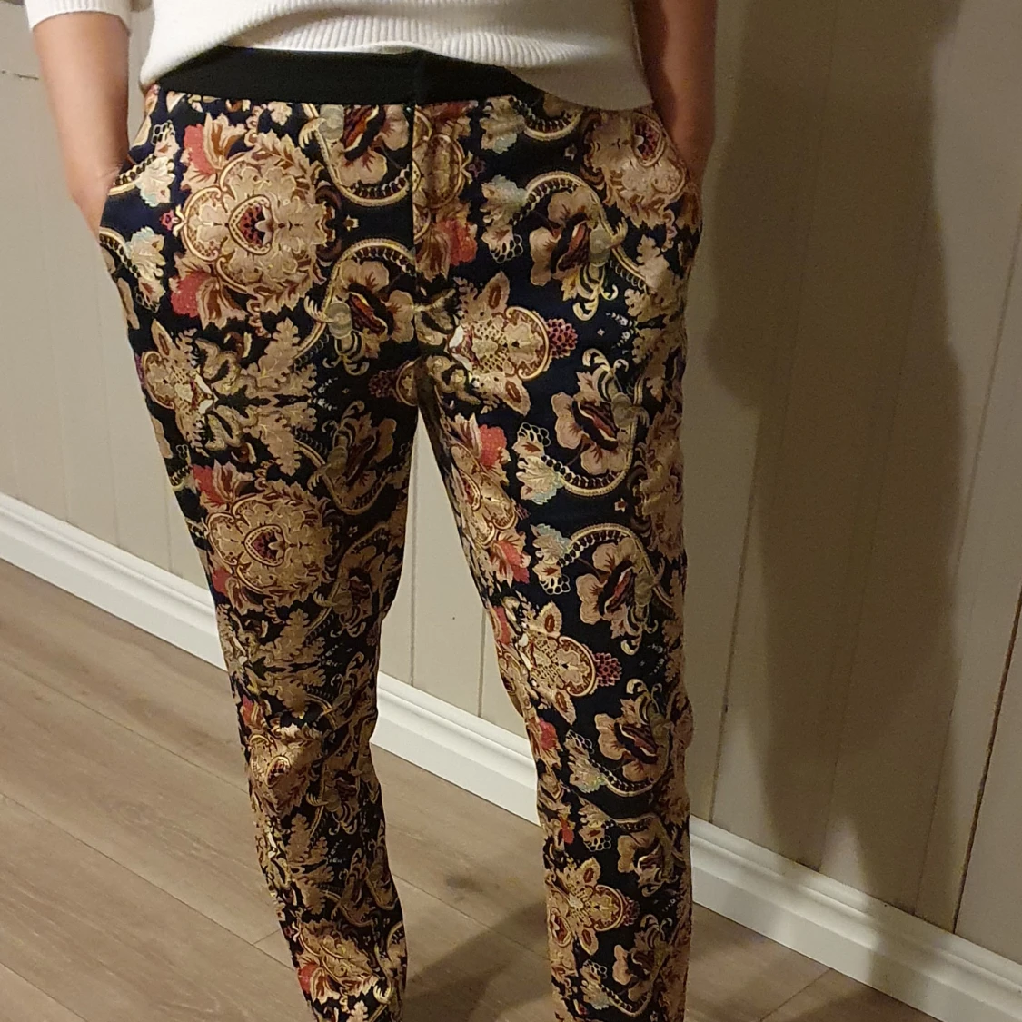 Mönstrade, snygga byxor i strl M