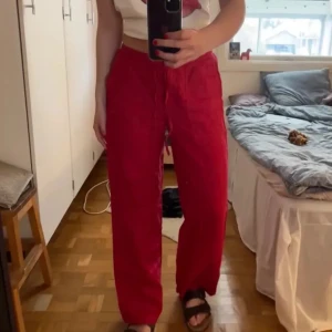 Röda linnebyxor  - Säljer dessa då de ej kommer till mycket användning 