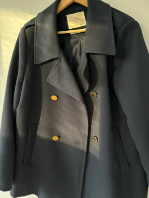 Fin jacka - Jätte fin jacka själv är jag storlek small men jackan är oversize. 