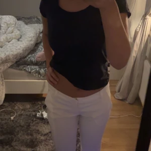 Kostymbyxor  - Säljer mina vita lågmidjade kostymbyxor med slits vid fötterna, köpt från bikbok. Storlek 38 men passar mig som har storlek 36. Säljs för 200kr( köpare står för frakten )