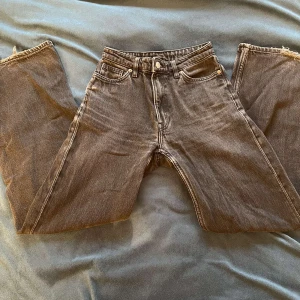 Gråa Jeans - Jätte fina gråa bagge jeans som tyvärr inte är min stil längre 🤍 Kom privat för mer bilder 🤍