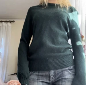 Grön stickad tröja - (Bilderna är lånade från förra säljaren) ❣️säljer nu denna tröja från A days march i denna supercoola gröna färgen! Tröjan har inga defekter och nypriset är 995kr🥰