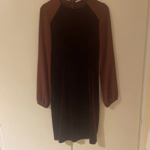 Röd klänning - Har haft klänningen en gång mycket stretch ich skönt material