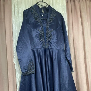 En lyxig klänning till salu  - Väldigt fin och lyxig klänning. Oanvänd helt ny.  Priser kan diskuteras vid snabb och smidig affär. 