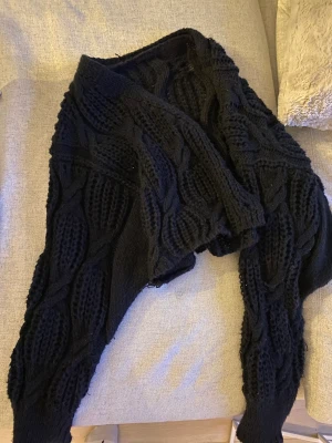 Svart stickad kofta/bolero - Svart bolero/kofta stickad! Pris kan disktuteras🫶🏻🌟