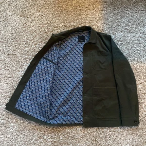 Ted baker overshirt - Riktigt cool och unik overshirt från Ted baker. Ny pris 2199kr. Skriv vid funderingar, byten är också intressant.