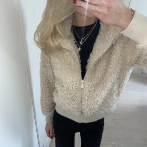 Teddyjacka  - Så himla mysig teddyjacka från zara🥰 nästan aldrig använd!