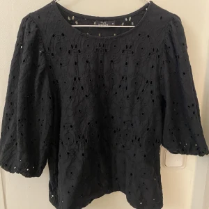 Tröja - Fin tröja/ topp med fina ditaljer. Liten i storlek så passar xs/ s/ m.  Köpet sker via Swish 💕