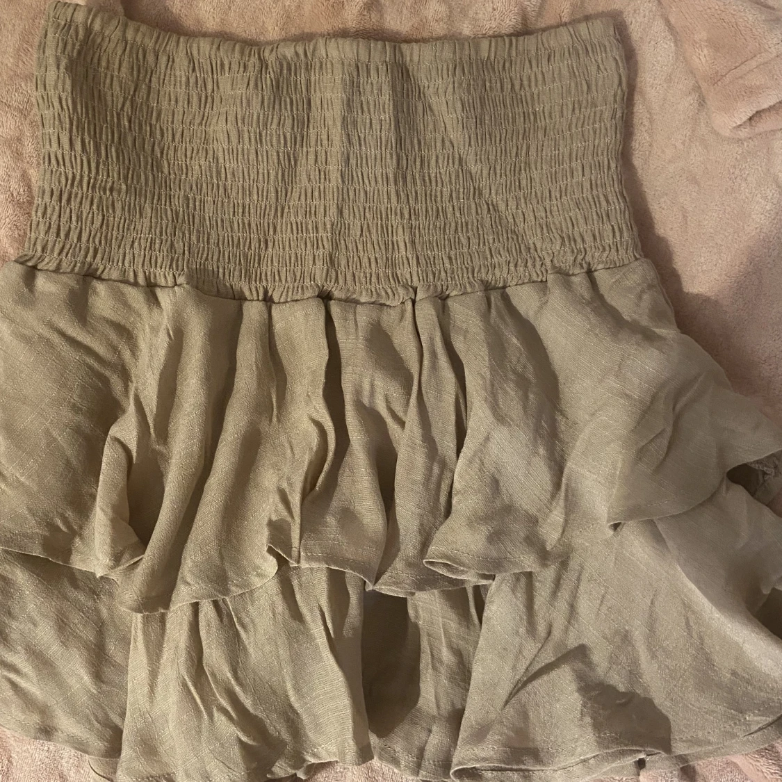 Biege volangkjol i linnetyg