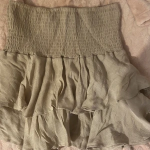 Biege volangkjol i linnetyg - Jättefin kjol som också kan användas som en topp. Men också bra att matcha med strumpbyxor på hösten och vintern!