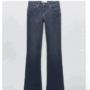 Low Rise jeans zara - Köpta från zara. Sitter väldigt fint på💗inte används någon gång💖 som nya😊inga defekter de är Low Rise👖tryck inte på köp nu!