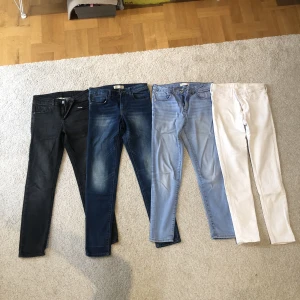 Köp alla jeans för 400! - Köp alla 4 skinny jeans i olika färger för 400!❤️❤️ De vita är 146 och de andra är storlek 140🥰🥰märkena är Hm och Zara!