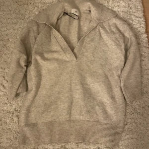 Trendig H&M tröja  - Säljer denna trendiga H&M tröja som tyvärr inte kommer till någon användning. Tröjan har inga defekter.  Köp via köp nu 💘🫶🏼