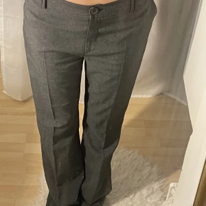 Kostymbyxor  - Långa gråa kostymbyxor, de är egentligen i strl 44 men jag har sytt in dem till strl 38✨