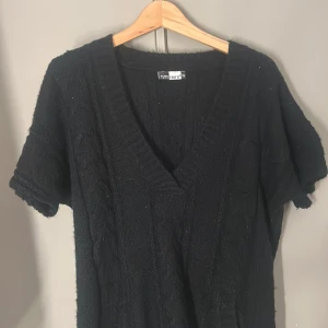 Stickad topp - Säljer denna superfina stickade toppen. Storlek XL, men liten i storleken (passar bra på mig som är en M) ❣️