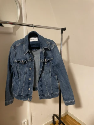 Calvin Klein jeans jacka  - Kommer ej ihåg vart eller när jag köpte den. Men den är i bra skick då jag sällan använde den och nu är den för liten. Inga fläckar eller hål eller några som helst defekter. Vet inte vad nypris är men skulle gissa på typ 800kr. 