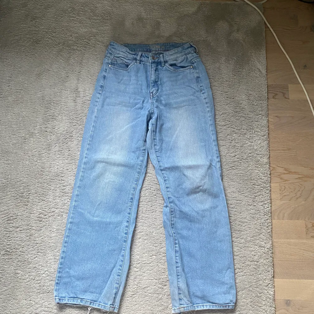Jättefina jeans som är en perfekt blandning av bootcut och baggy, skriv om fler bilder! Osäker vilket märke men kan tro att de är från bikbok . Jeans & Byxor.