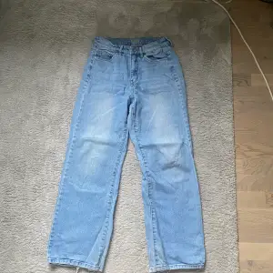 Jättefina jeans som är en perfekt blandning av bootcut och baggy, skriv om fler bilder! Osäker vilket märke men kan tro att de är från bikbok 