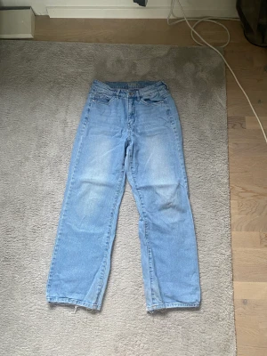Bootcut/baggy jeans - Jättefina jeans som är en perfekt blandning av bootcut och baggy, skriv om fler bilder! Osäker vilket märke men kan tro att de är från bikbok 
