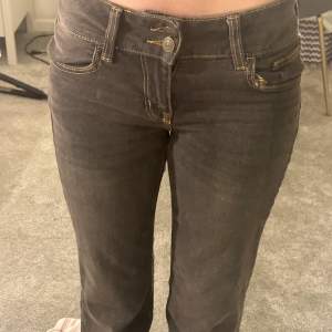 snygga lågmidjade flare jeans från hm i en grå/brun färg me snygga fickor bak! nästan aldrig anvönda och i jättebra skick. köpta för 300🩷 klicka på köp nu eller kontakta mig om ni har frågor!  midjemåttet rakt över-35cm innerbenslängden-78