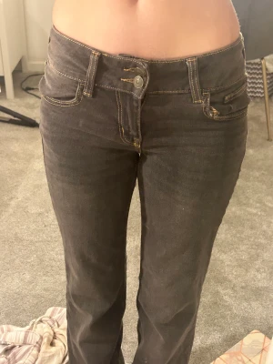 hm jeans  - snygga lågmidjade flare jeans från hm i en grå/brun färg me snygga fickor bak! nästan aldrig anvönda och i jättebra skick. köpta för 300🩷 klicka på köp nu eller kontakta mig om ni har frågor!  midjemåttet rakt över-35cm innerbenslängden-78