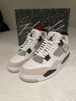 Jordan 4 Military Black - Helt nya knappast använda Jordan 4s i storlek 43. Kommer också självklart med äktenhets bevis! Skriv för mer bilder. 
